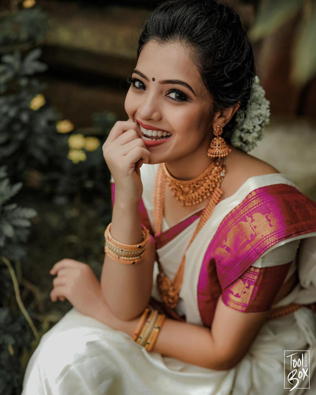 Vestigial White Soft Silk Saree With Devastating Blouse Piece