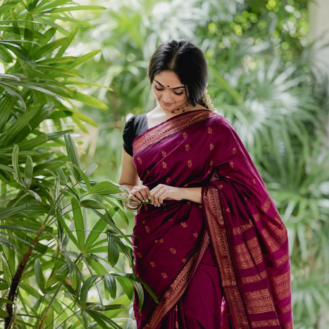 Majesty Purple Soft Silk Saree With Mesmeric Blouse Piece