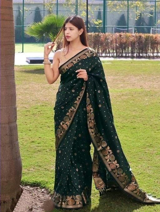 Imbrication Dark Green Soft Banarasi Silk Saree With Incomparable Blouse Piece