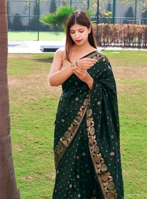 Imbrication Dark Green Soft Banarasi Silk Saree With Incomparable Blouse Piece