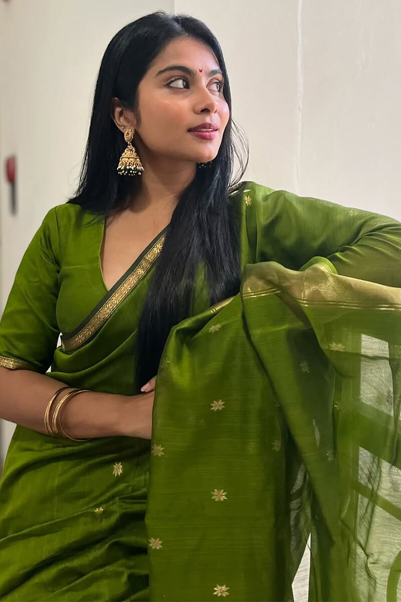 Luminous Green Cotton Silk Saree With Confounding Blouse Piece