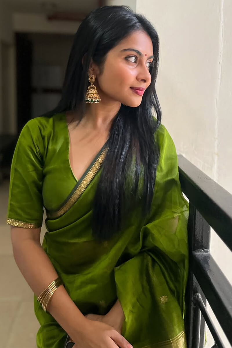 Luminous Green Cotton Silk Saree With Confounding Blouse Piece