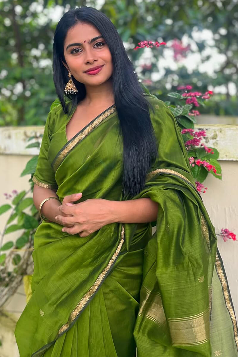 Luminous Green Cotton Silk Saree With Confounding Blouse Piece