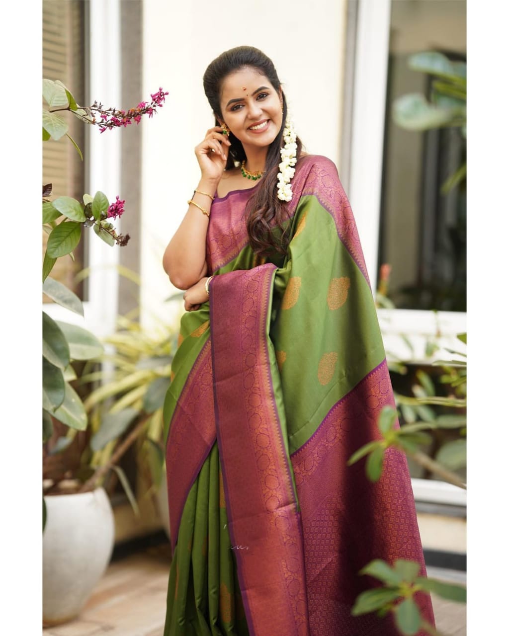 Lagniappe Green Soft Silk Saree With Mellifluous Blouse Piece