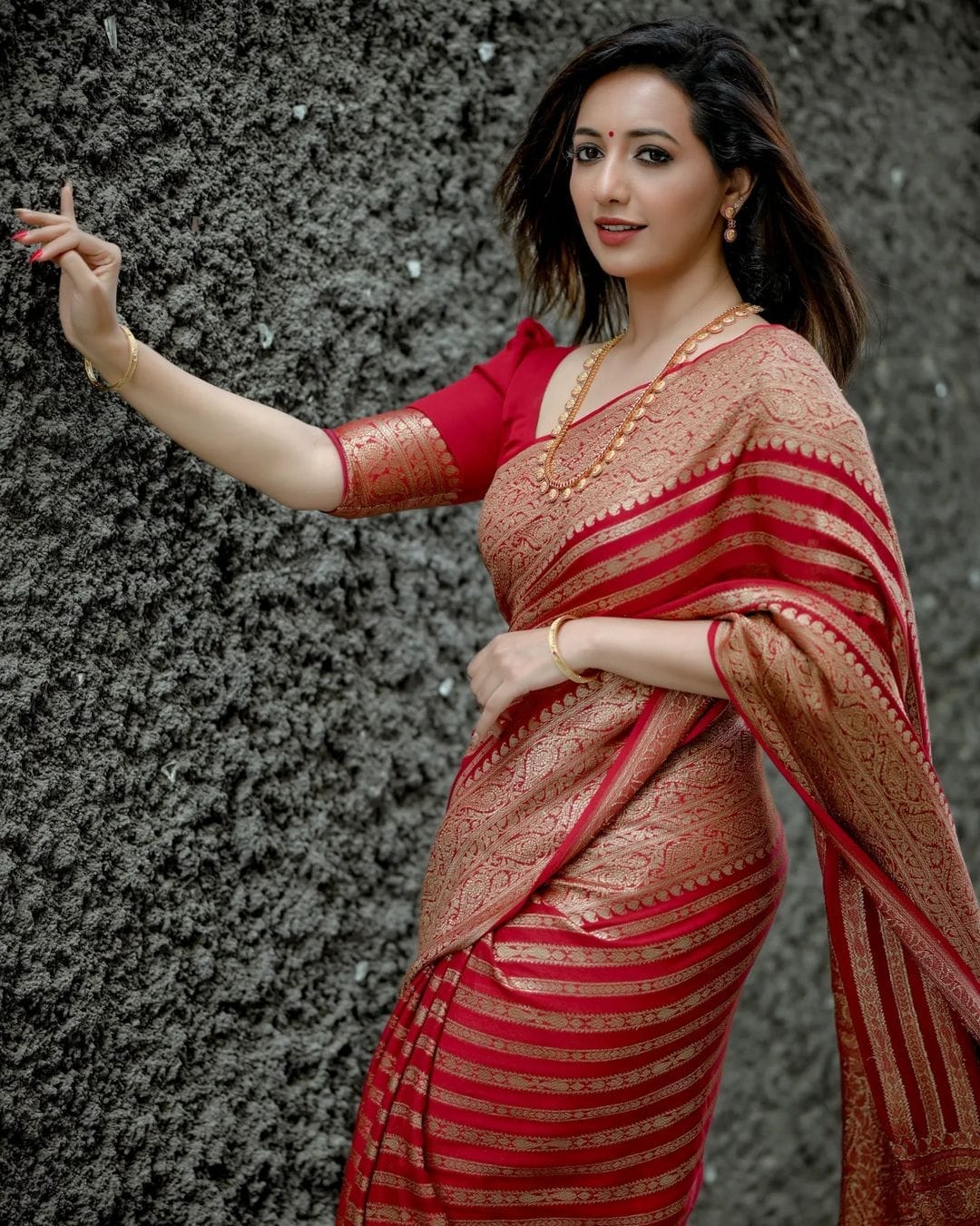 Surpassing Red Soft Silk Saree With Classic Blouse Piece