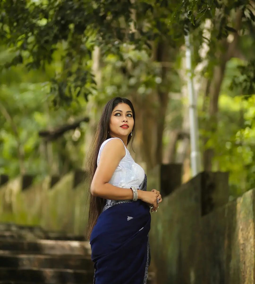 Sempiternal Navy Blue Soft Banarasi Silk Saree With Charismatic Blouse Piece