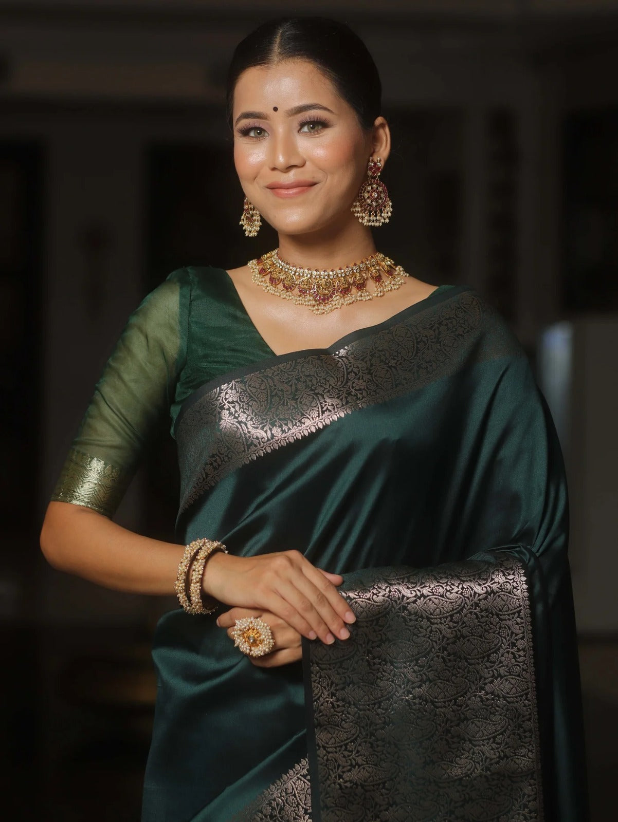 Ineffable Dark Green Soft Silk Saree With Innovative Blouse Piece