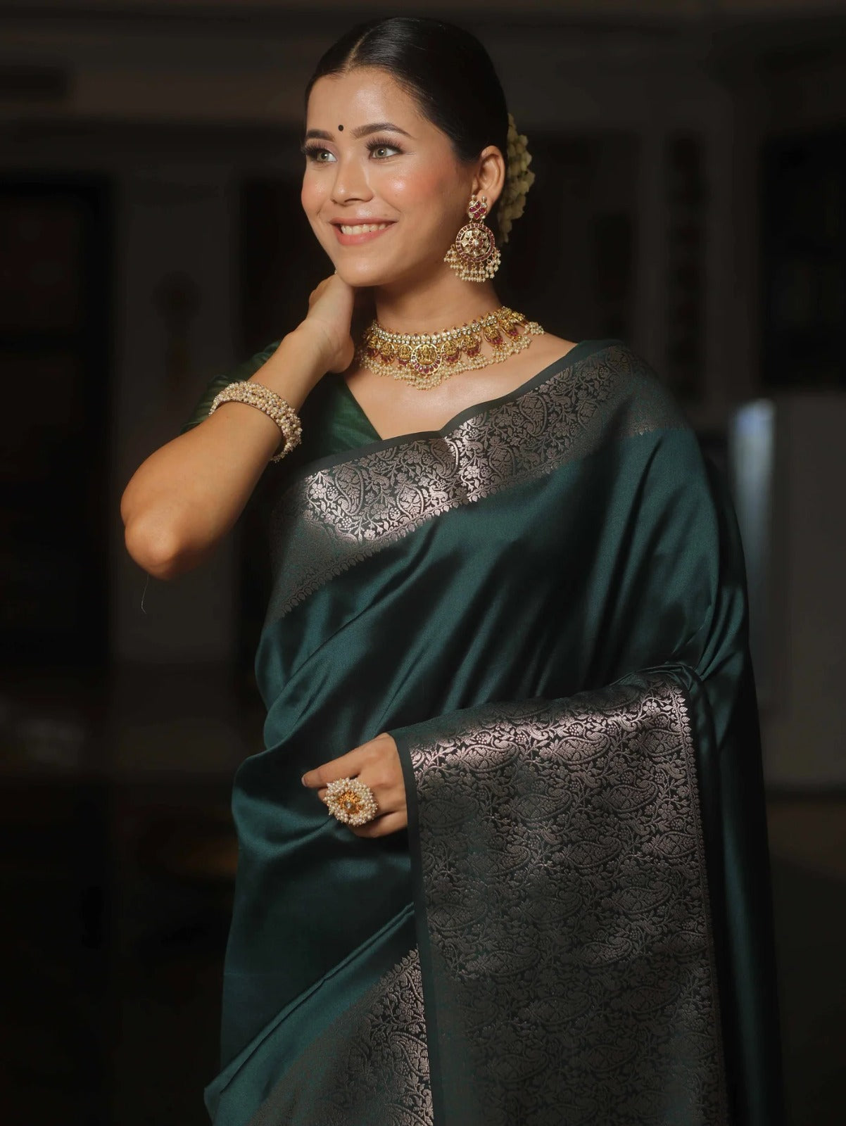 Ineffable Dark Green Soft Silk Saree With Innovative Blouse Piece