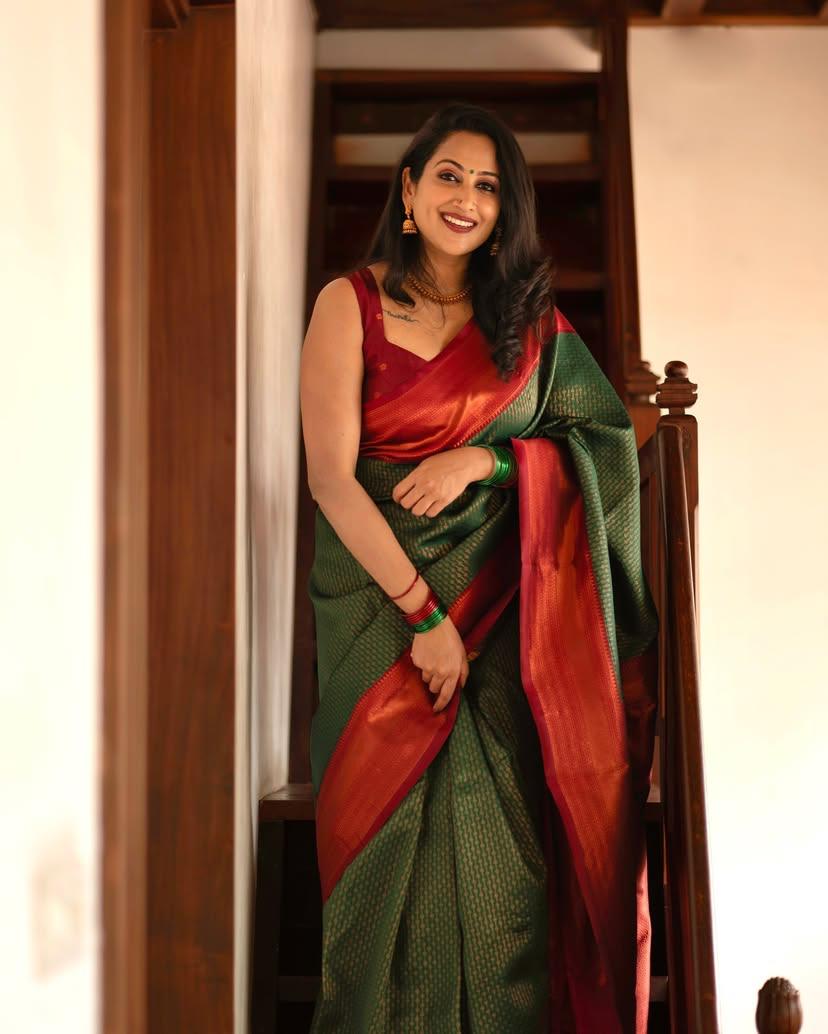 Ravishing Dark Green Soft Silk Saree With Stunning Blouse Piece