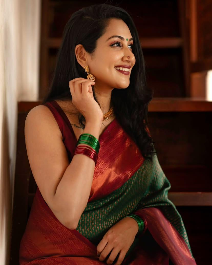 Ravishing Dark Green Soft Silk Saree With Stunning Blouse Piece