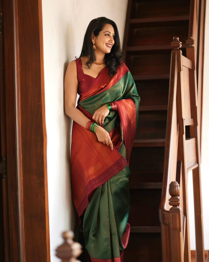 Ravishing Dark Green Soft Silk Saree With Stunning Blouse Piece