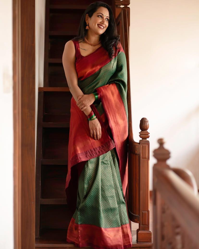 Ravishing Dark Green Soft Silk Saree With Stunning Blouse Piece