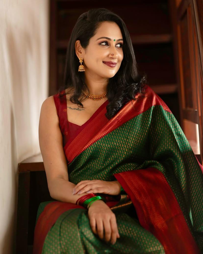 Ravishing Dark Green Soft Silk Saree With Stunning Blouse Piece