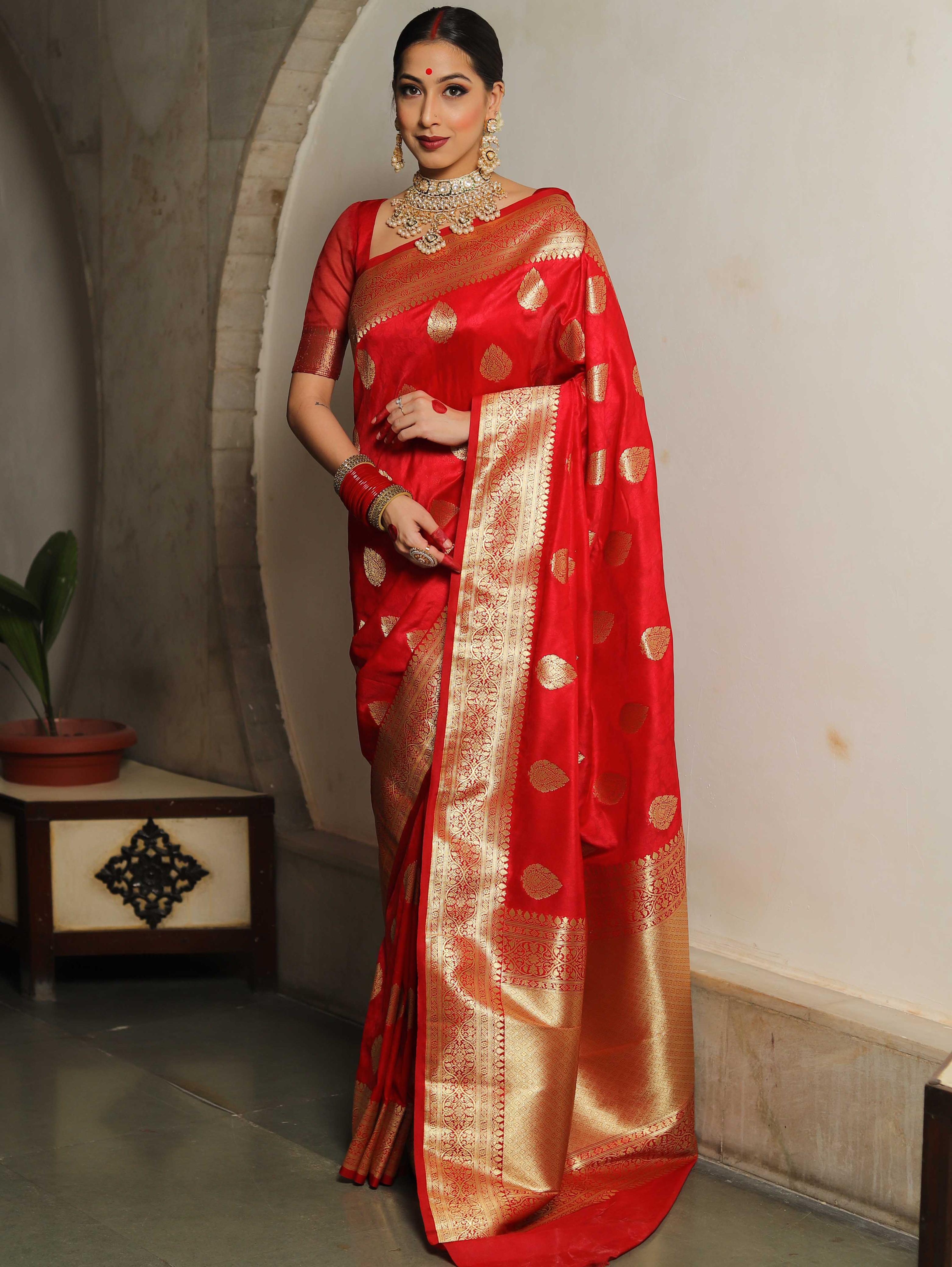 Outstanding Red Soft Silk Saree With Smart Blouse Piece