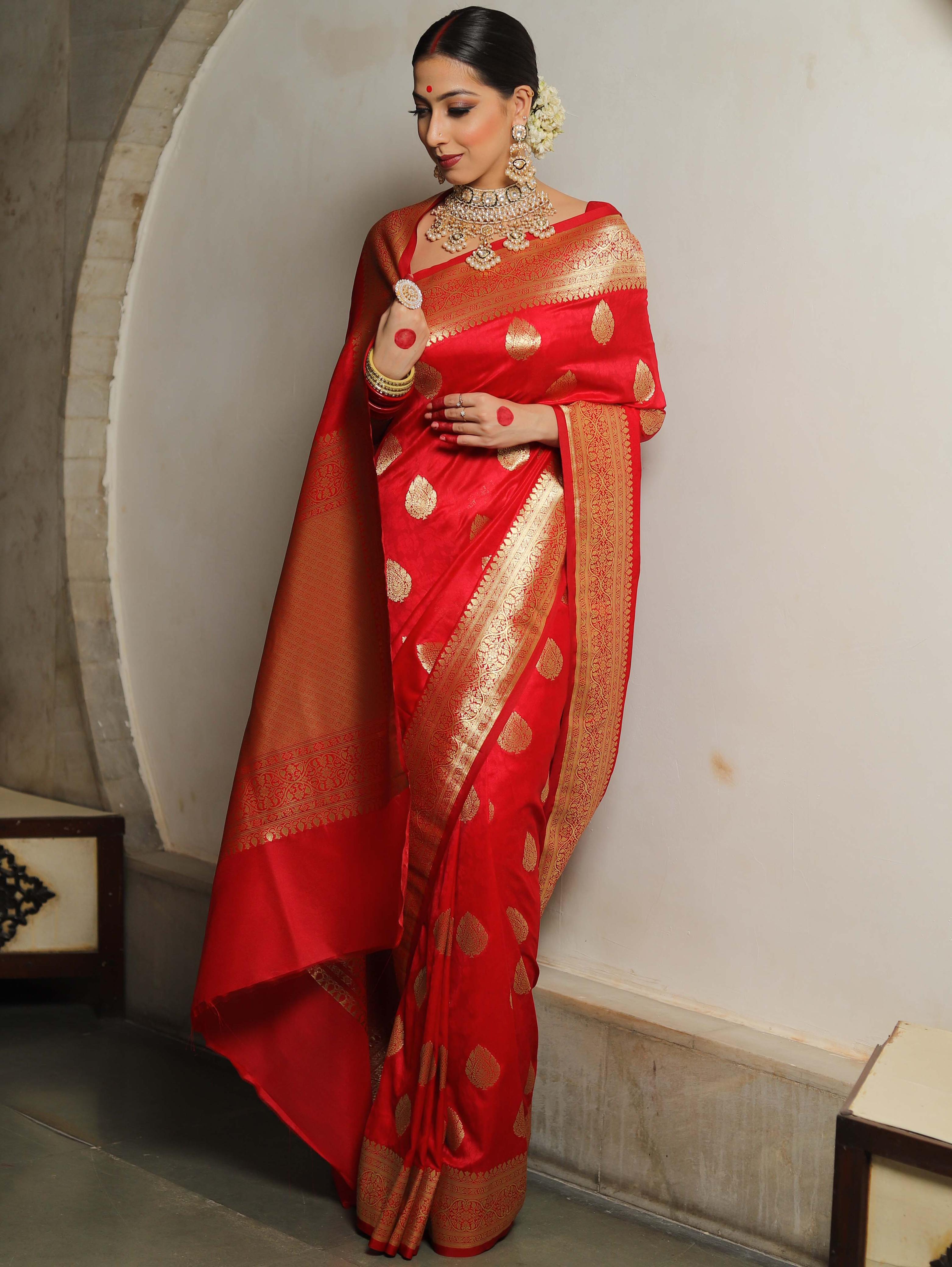 Outstanding Red Soft Silk Saree With Smart Blouse Piece