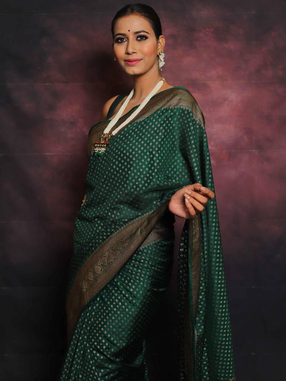 Dazzling Dark Green Soft Silk Saree With Designer Blouse Piece