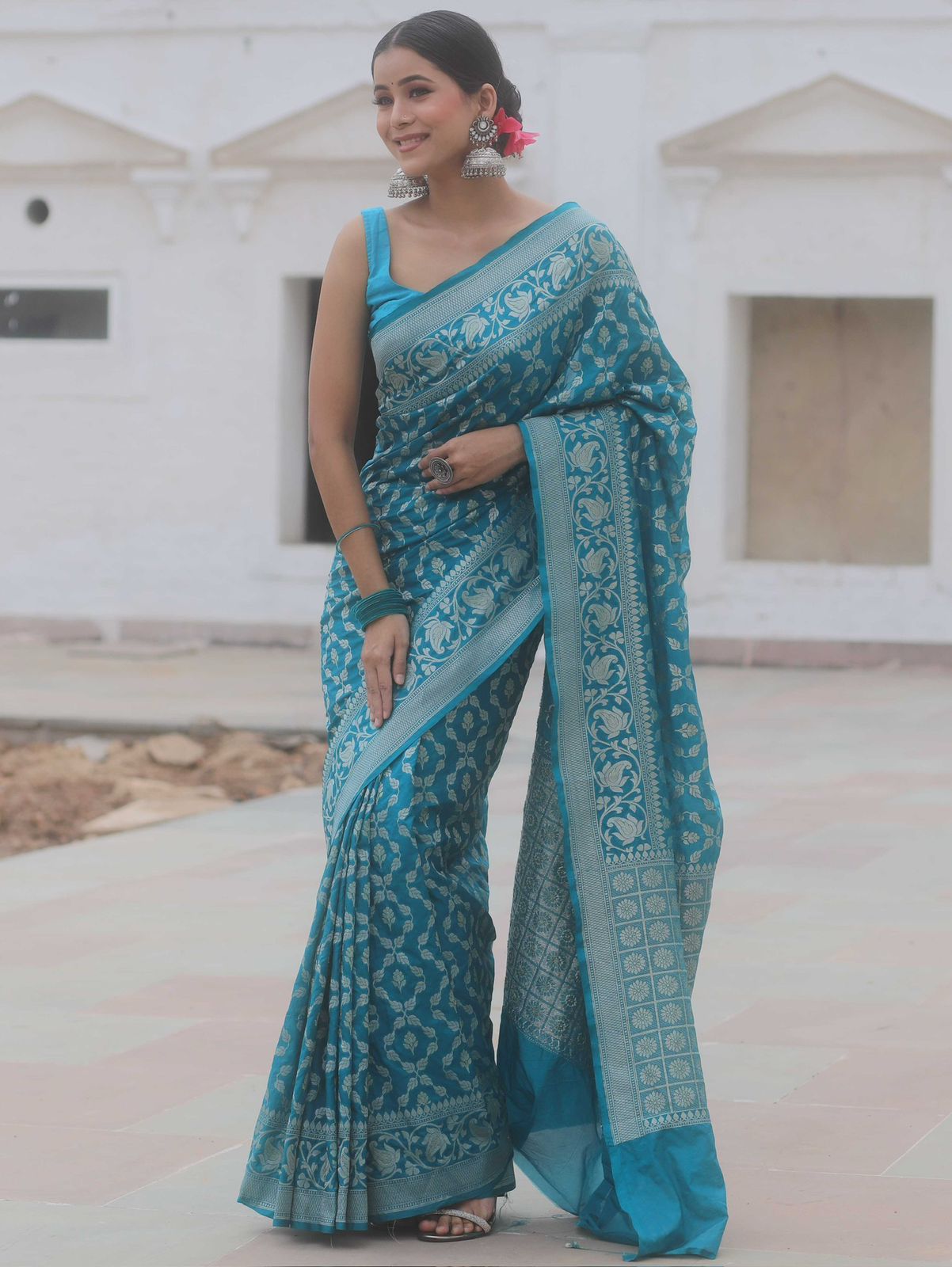 Enigmatic Firozi Soft Silk Saree With Scintillating Blouse Piece