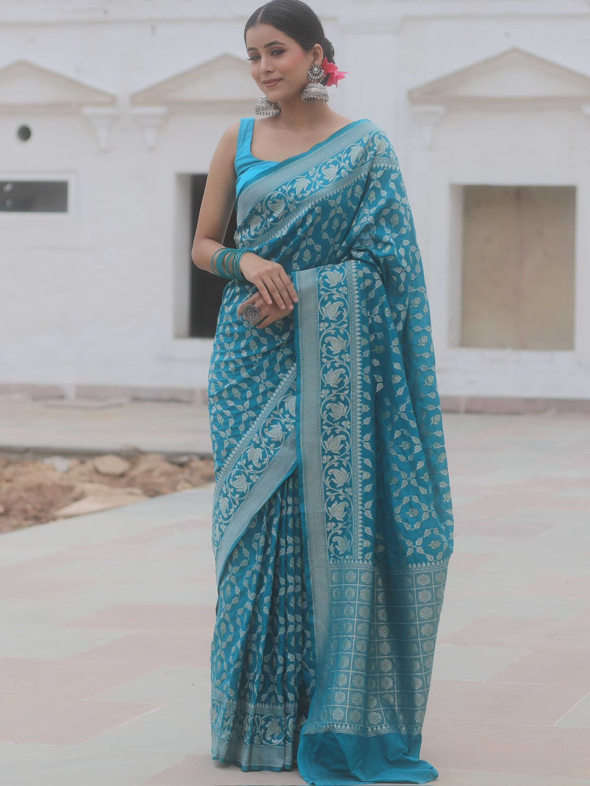 Enigmatic Firozi Soft Silk Saree With Scintillating Blouse Piece