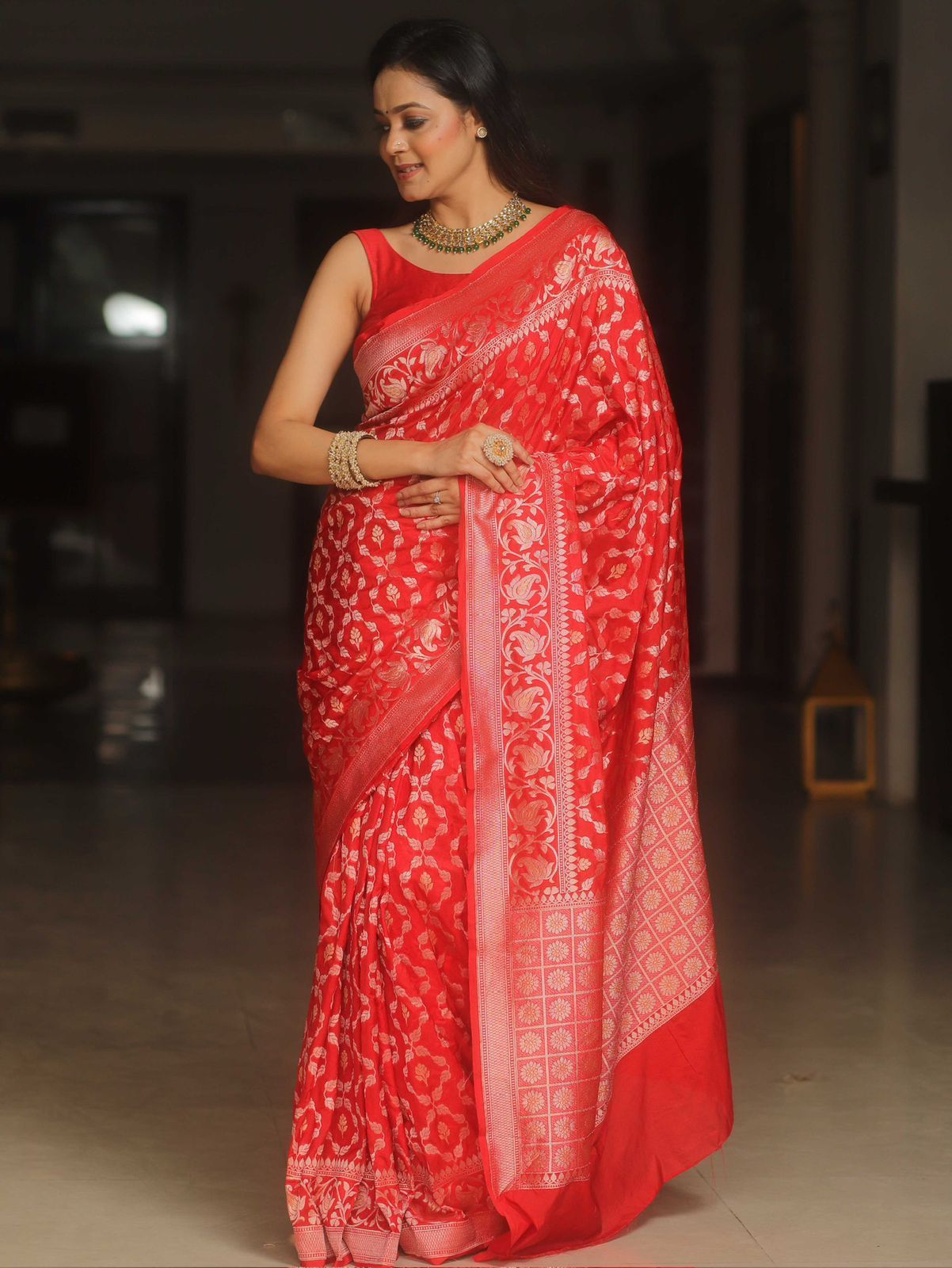 Proficient Red Soft Silk Saree With Lustrous Blouse Piece