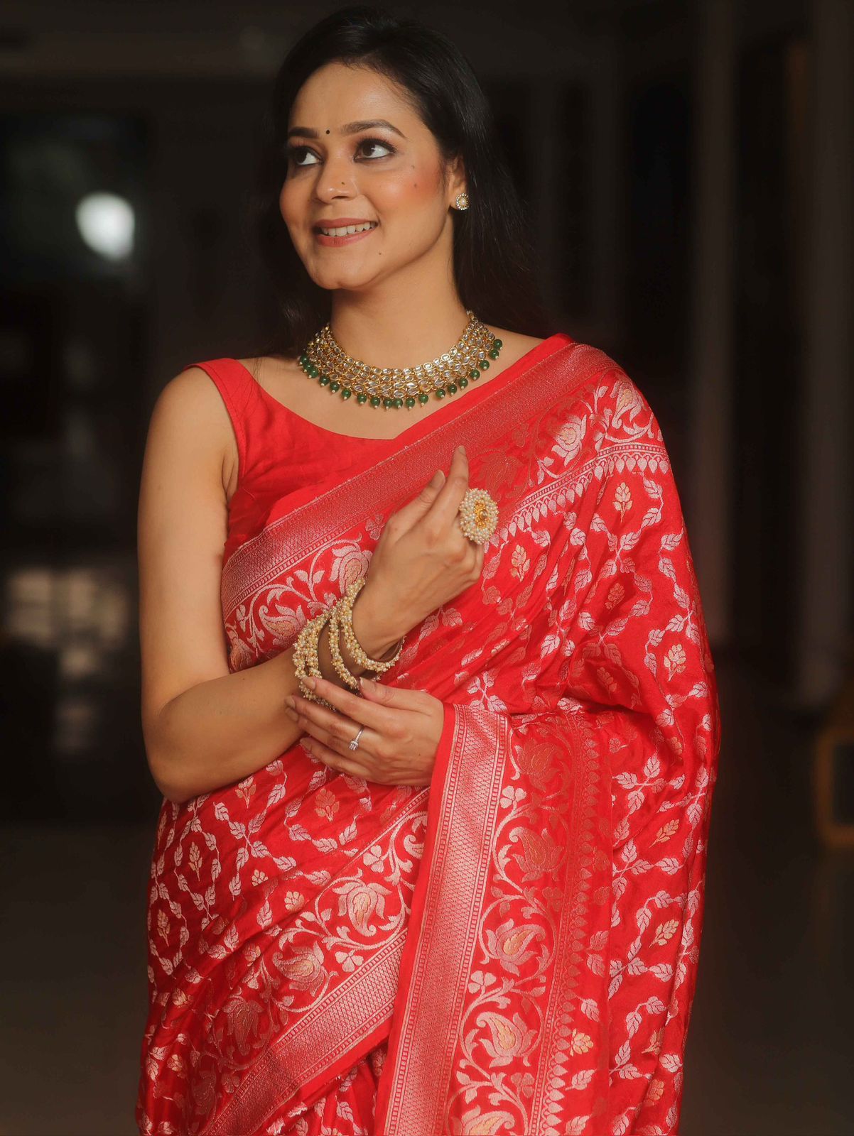 Proficient Red Soft Silk Saree With Lustrous Blouse Piece