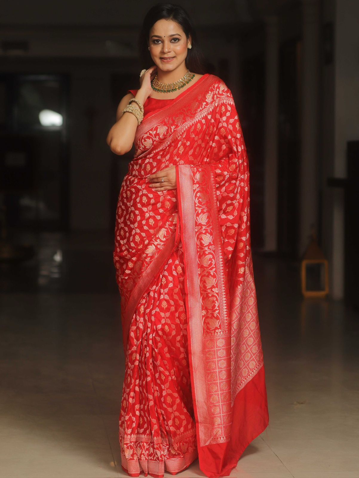 Proficient Red Soft Silk Saree With Lustrous Blouse Piece