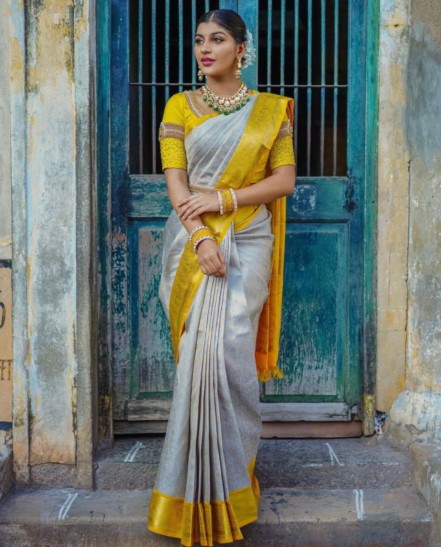 Stunning Off White Soft Silk Saree With Skinny Blouse Piece