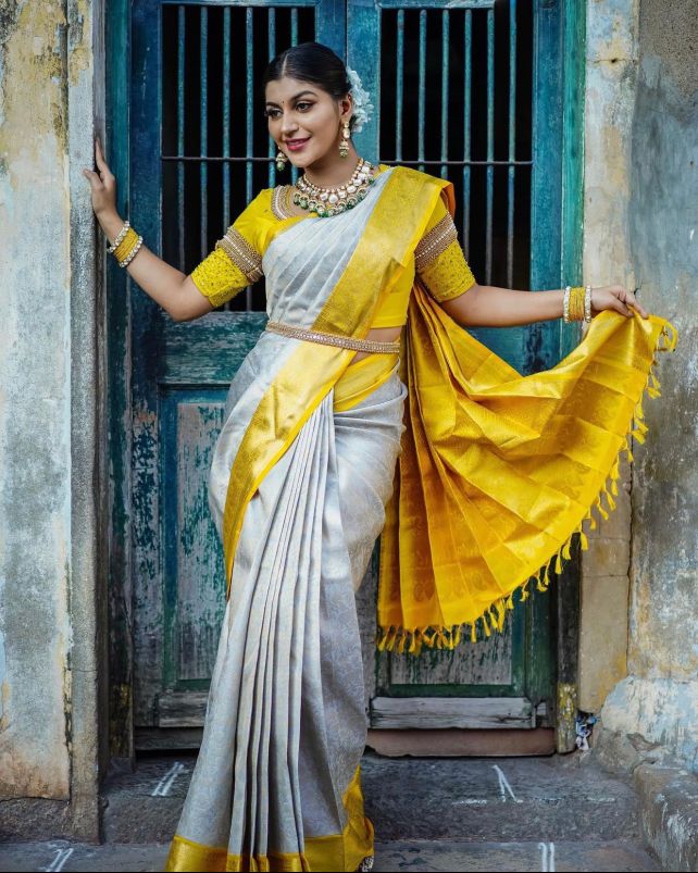 Stunning Off White Soft Silk Saree With Skinny Blouse Piece