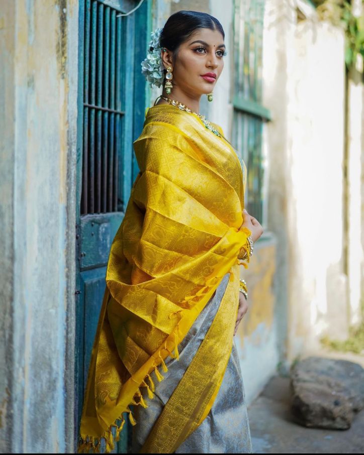 Stunning Off White Soft Silk Saree With Skinny Blouse Piece