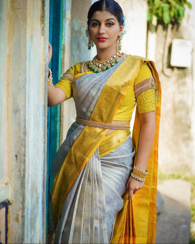 Stunning Off White Soft Silk Saree With Skinny Blouse Piece