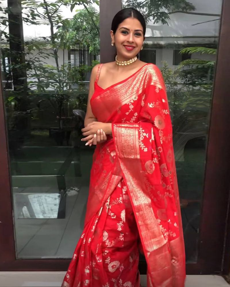 Gleaming Red Soft Silk Saree With Verdant Blouse Piece