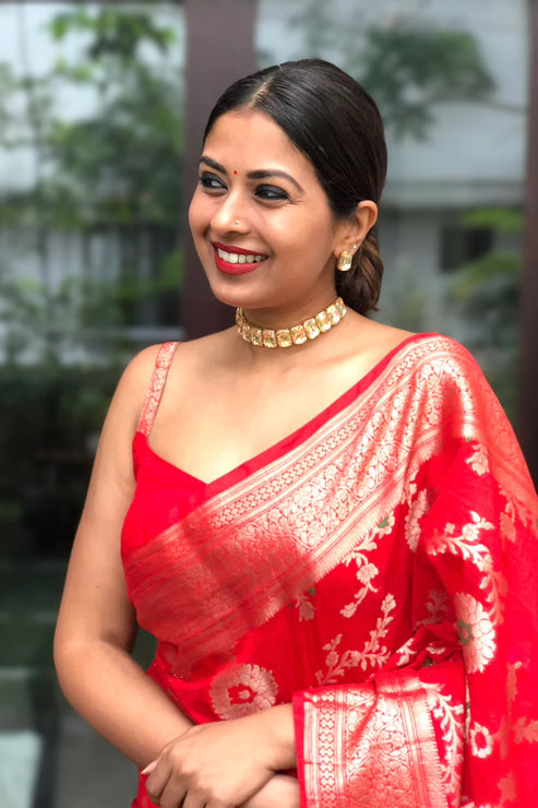 Gleaming Red Soft Silk Saree With Verdant Blouse Piece