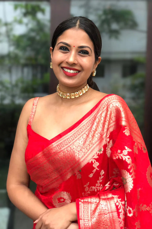 Gleaming Red Soft Silk Saree With Verdant Blouse Piece