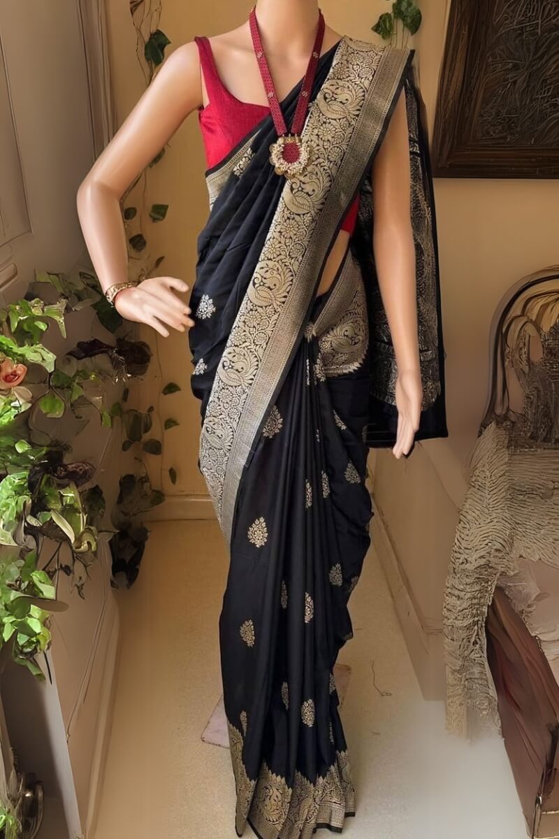 Glowing Black Soft Silk Saree With Alluring Blouse Piece