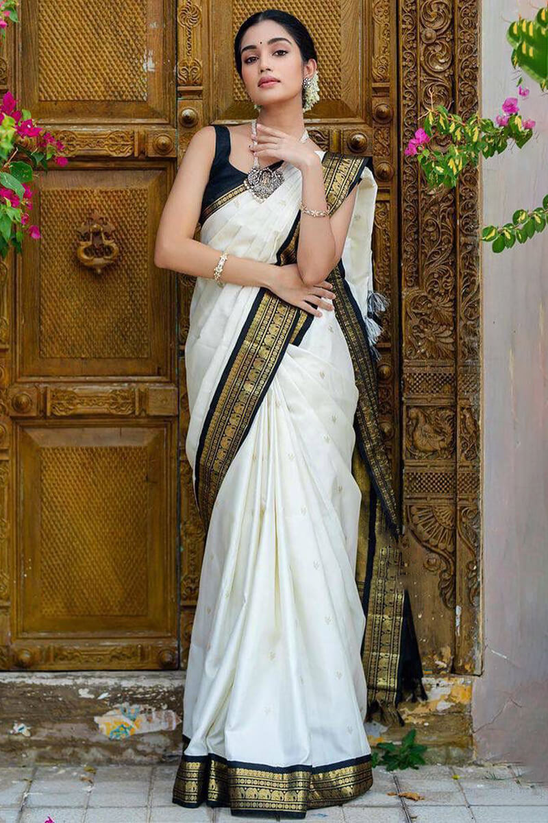 Staggering Off White Soft Silk Saree With Easy on the eyes Blouse Piece