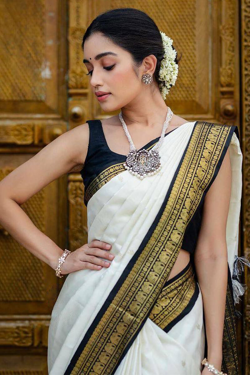 Staggering Off White Soft Silk Saree With Easy on the eyes Blouse Piece