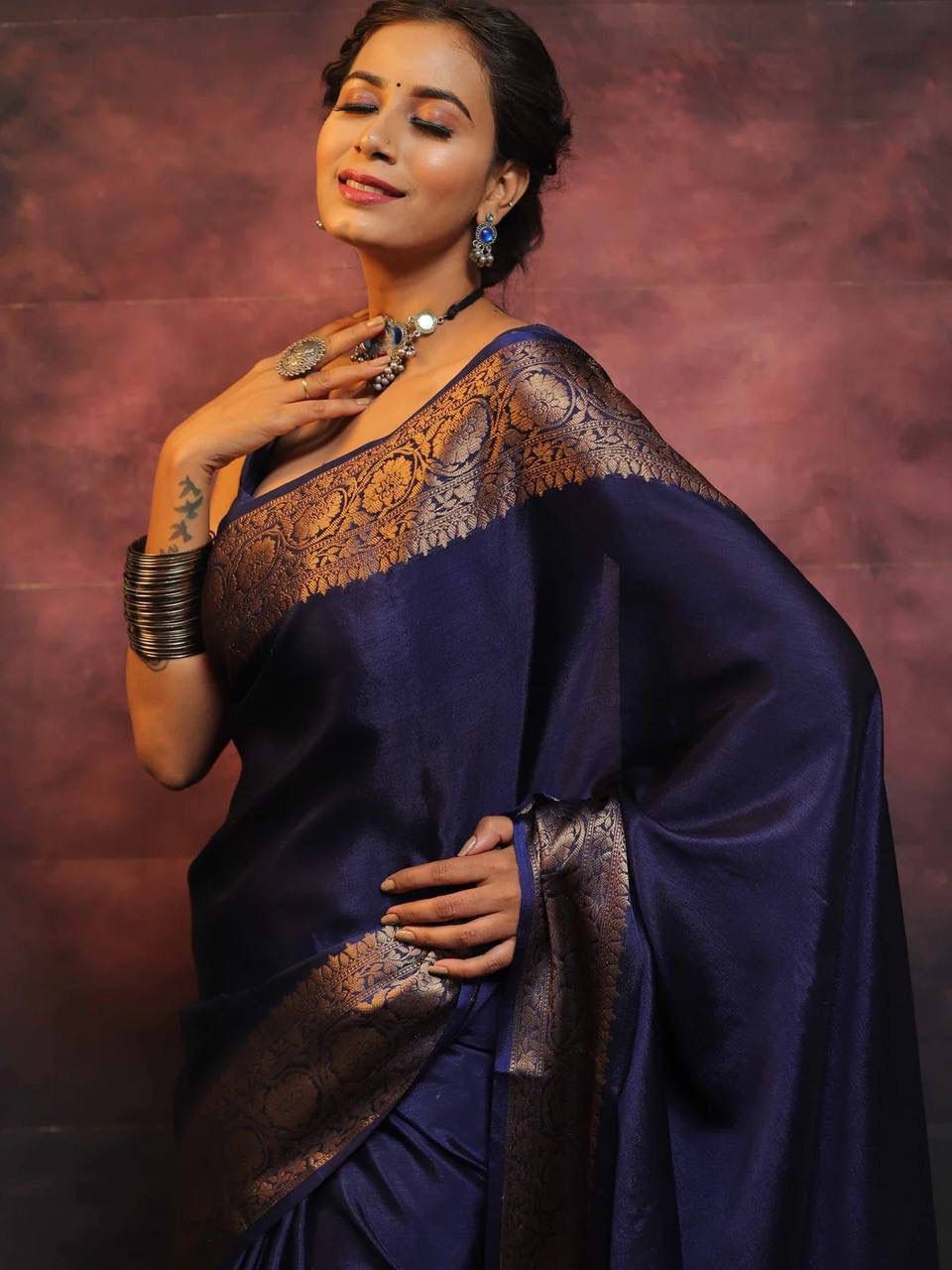 Imbrication Navy Blue Soft Silk Saree With Delectable Blouse Piece