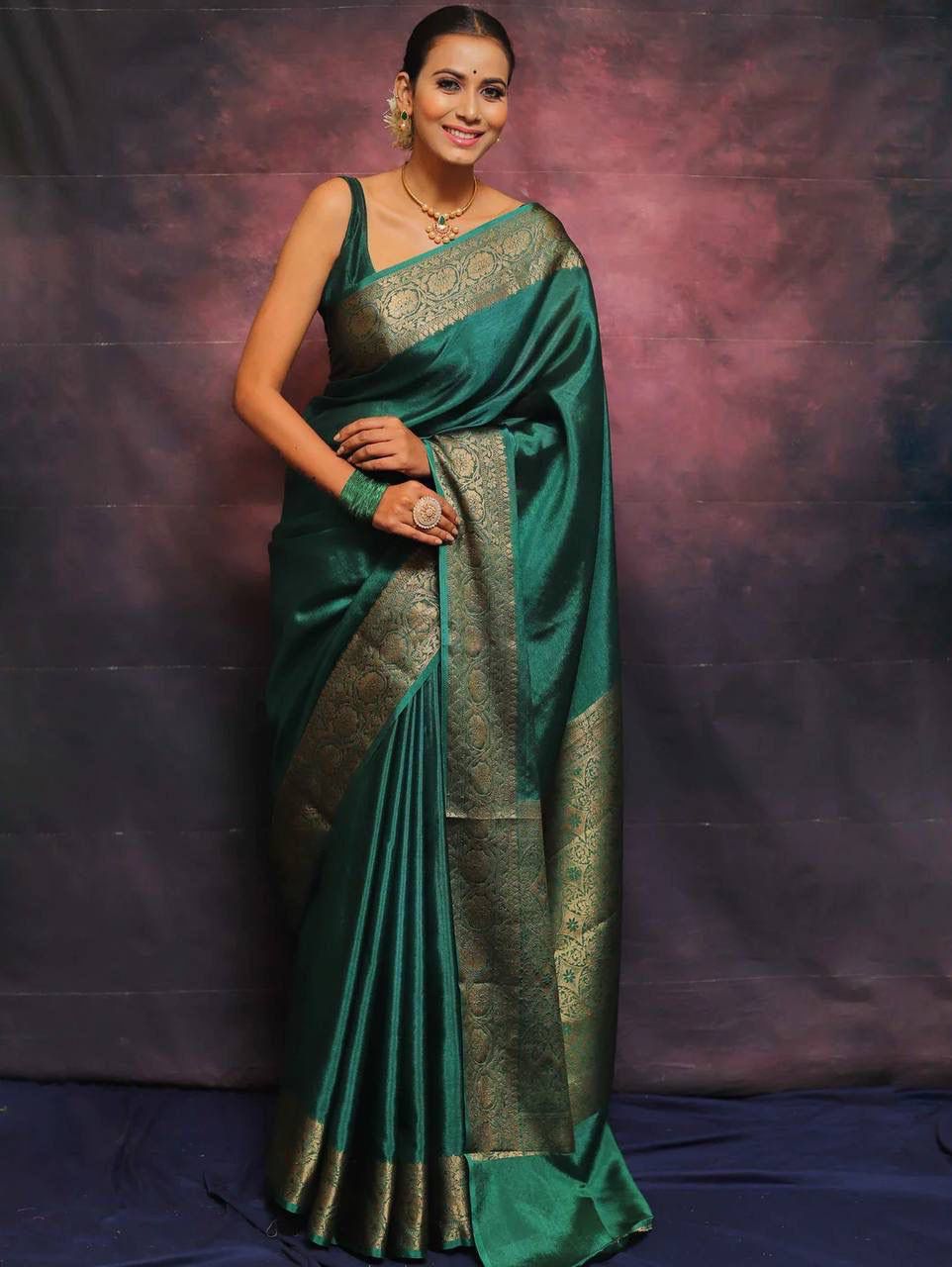 Staggering Rama Soft Silk Saree With Quintessential Blouse Piece