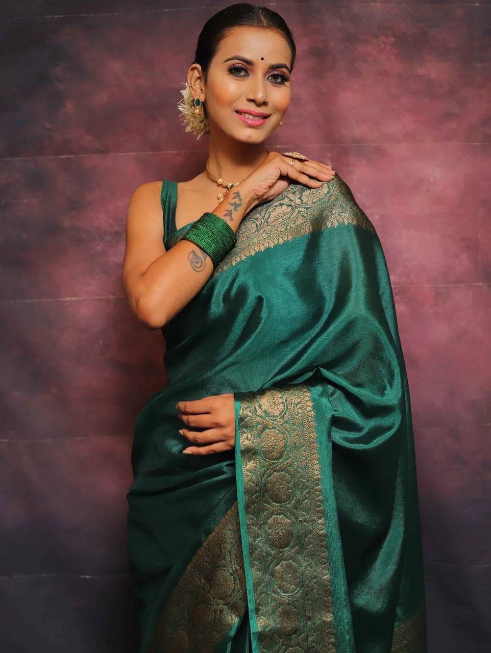 Staggering Rama Soft Silk Saree With Quintessential Blouse Piece