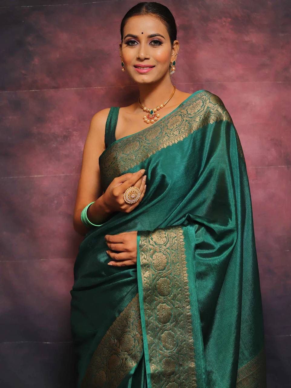 Staggering Rama Soft Silk Saree With Quintessential Blouse Piece