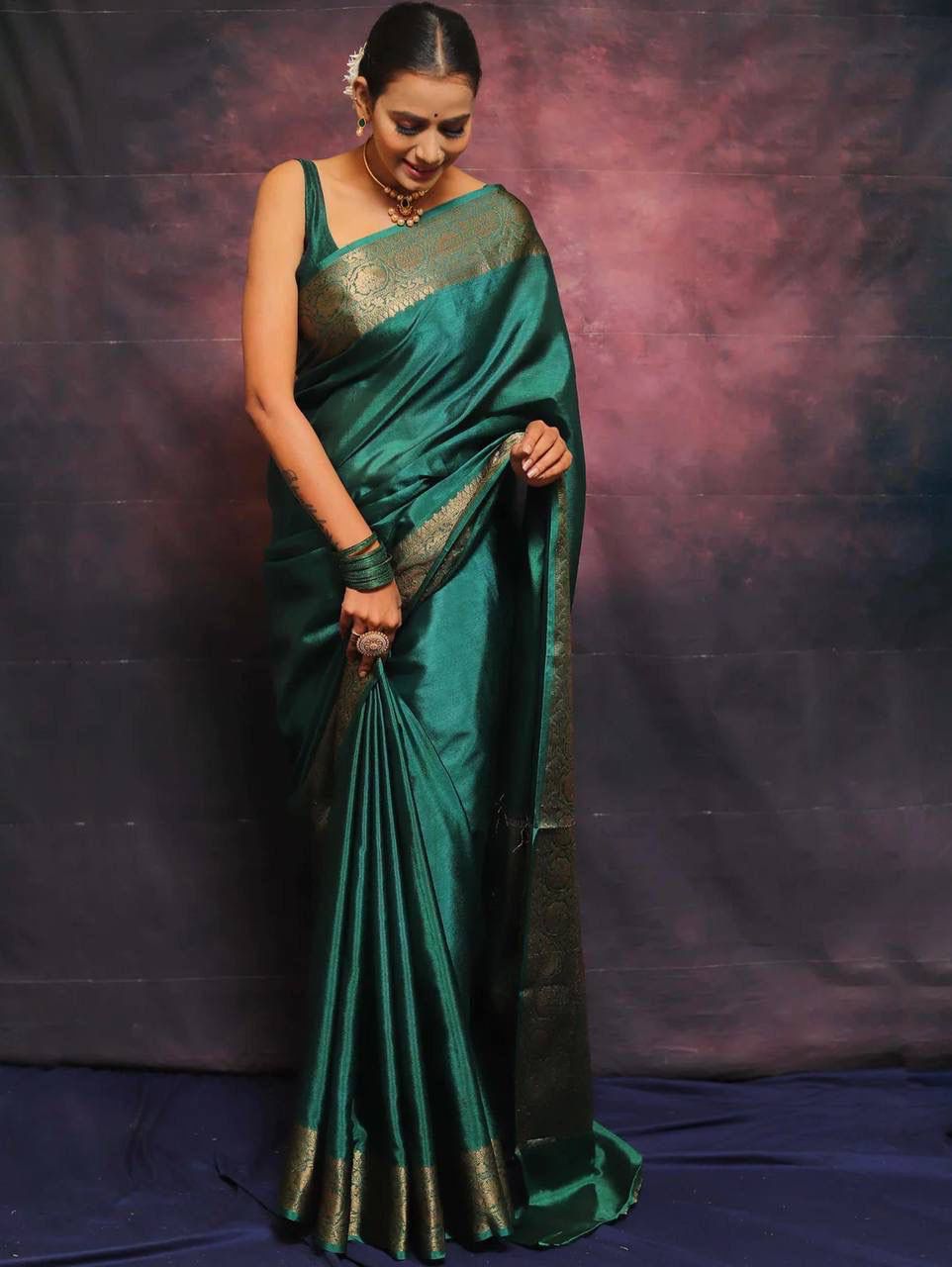 Staggering Rama Soft Silk Saree With Quintessential Blouse Piece