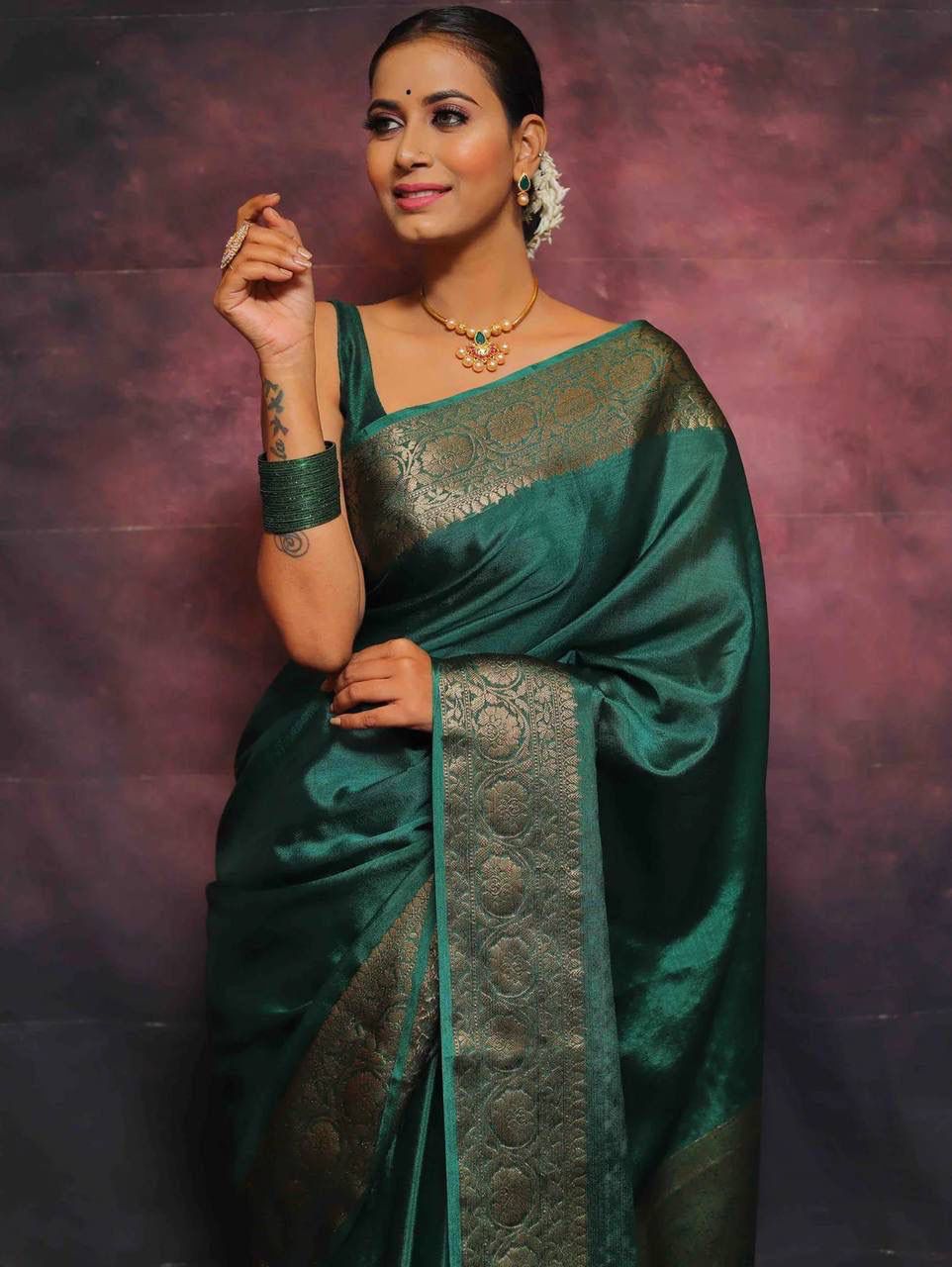 Staggering Rama Soft Silk Saree With Quintessential Blouse Piece