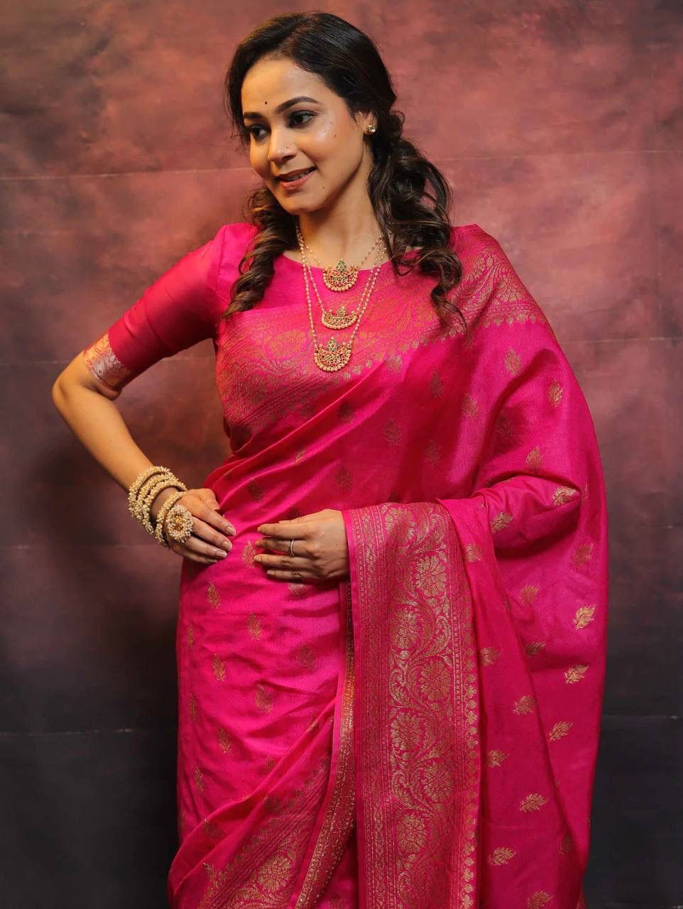 Fugacious Dark Pink Soft Silk Saree With Vestigial Blouse Piece