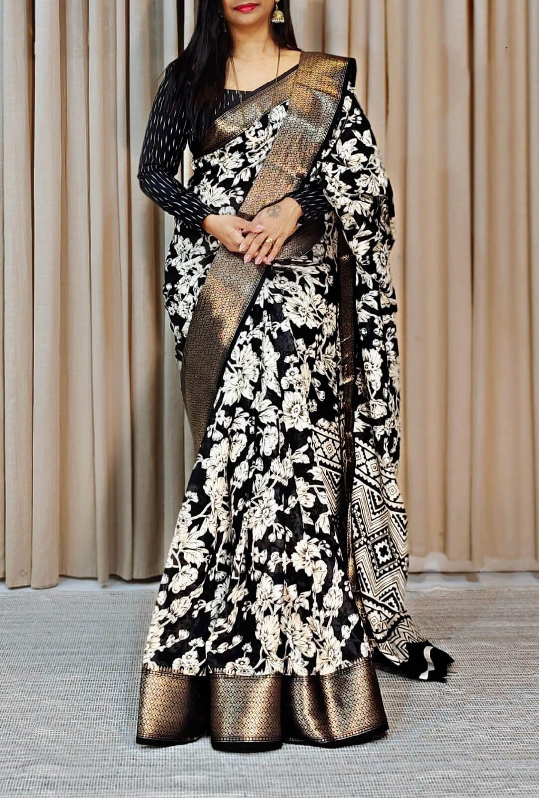 Exuberant Black Digital Printed Soft Silk Saree With Exceptional Blouse Piece